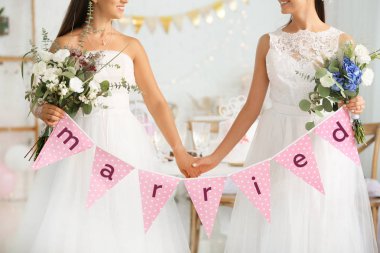 Düğün töreni sırasında güzel lezbiyen çift