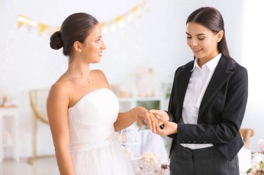 Genç lezbiyen çift düğün töreni sırasında yüzük alışverişi