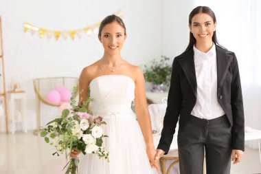 Düğün töreni sırasında güzel lezbiyen çift