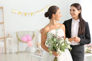 Düğün töreni sırasında güzel lezbiyen çift