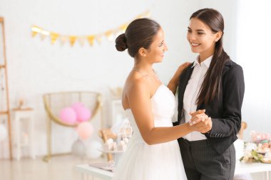 Düğün töreni sırasında güzel lezbiyen çift
