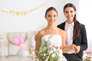Düğün töreni sırasında güzel lezbiyen çift