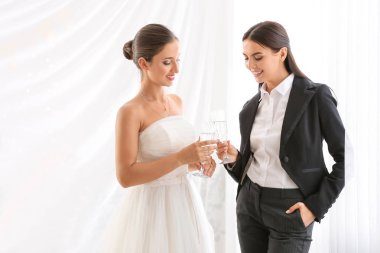 Düğün töreni sırasında şampanya bardak ile güzel lezbiyen çift