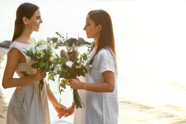 Nehir yakınında onların düğün gününde güzel lezbiyen çift