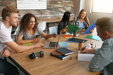 Üniversitede sınava hazırlanan öğrenci grubu