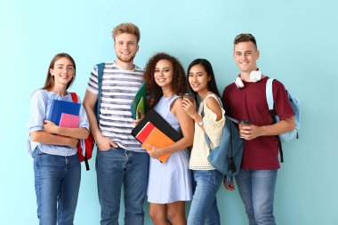 Renk arkaplanı olan bir grup öğrenci