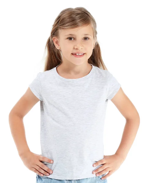Маленькая девочка в стильной футболке на белом фоне — стоковое фото
