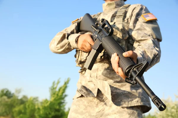 Żołnierz w kamuflażu z karabinem szturmowego na zewnątrz — Zdjęcie stockowe