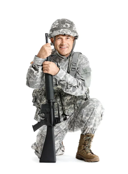 Dospělý mužský voják na bílém pozadí — Stock fotografie