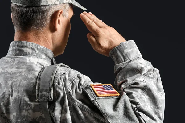 Saudação soldado masculino no fundo escuro — Fotografia de Stock