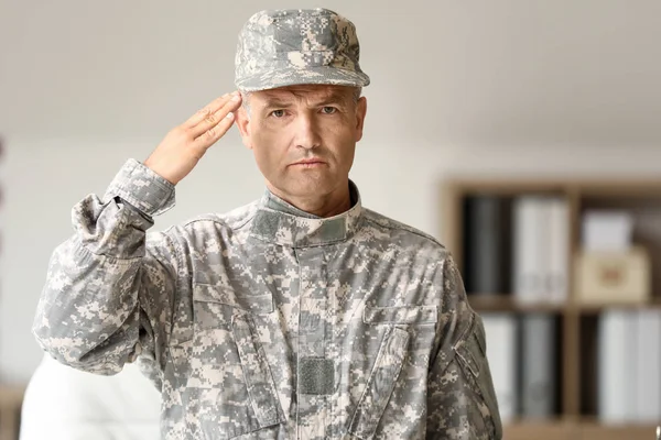 Saluting érett férfi katona a központban épület — Stock Fotó