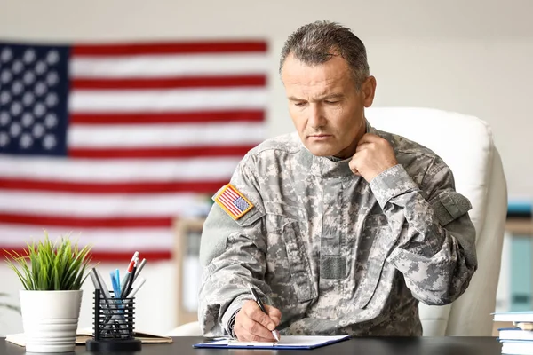 Soldado macho maduro escribiendo informe en edificio del cuartel general — Foto de Stock