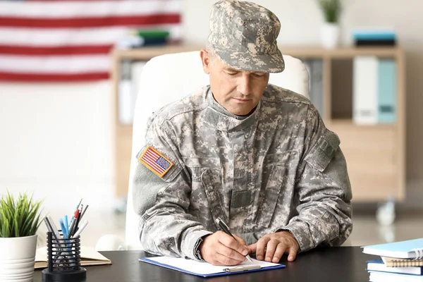 Soldado macho maduro escribiendo informe en edificio del cuartel general — Foto de Stock