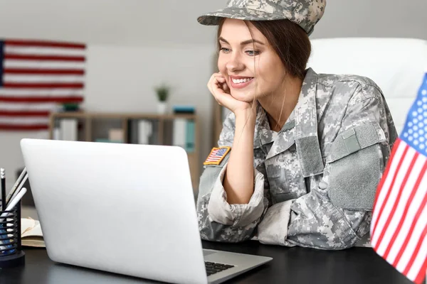 Fiatal női katona dolgozik laptop-ban székhelyén épület — Stock Fotó