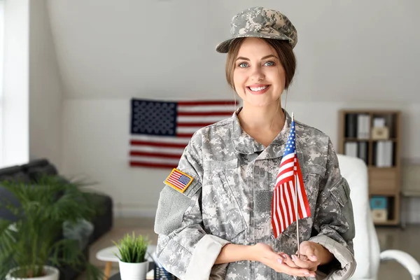 Joven soldado con bandera de EE.UU. en el edificio del cuartel general —  Fotos de Stock