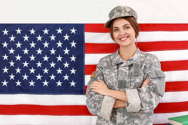 Ung kvinnlig soldat nära Wall med USA flagga i högkvarter byggnad — Stockfoto