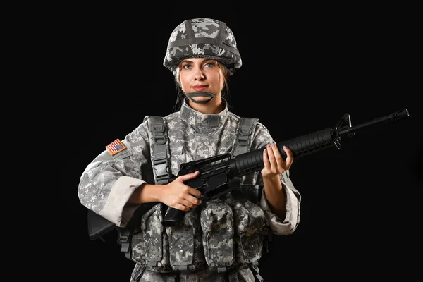 Ung kvinnlig soldat på mörk bakgrund — Stockfoto