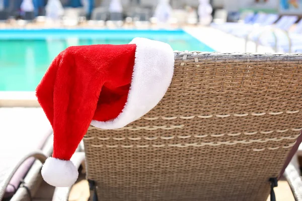 Santa hat on sun lounger at resort — Stock Photo, Image