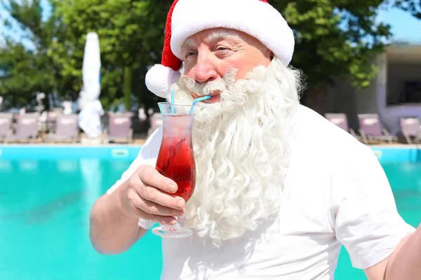 Santa Claus with cocktail at resort — Stock Photo, Image