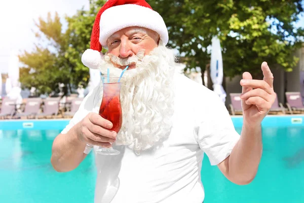 Santa Claus with cocktail at resort — Stock Photo, Image