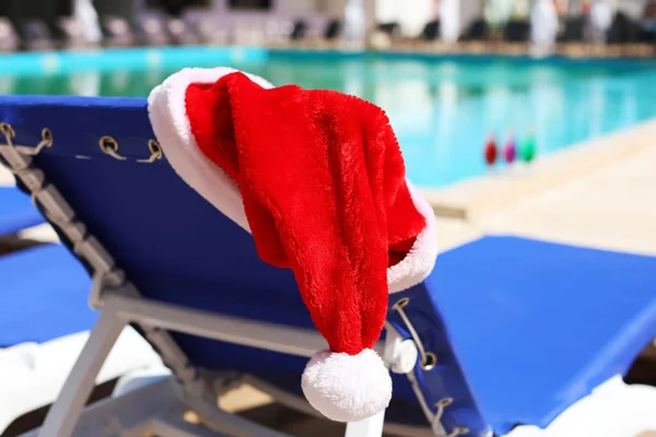 Santa hat on sun lounger at resort — Stock Photo, Image