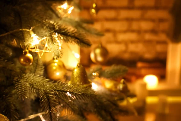 Bellamente decorado árbol de Navidad en la habitación —  Fotos de Stock