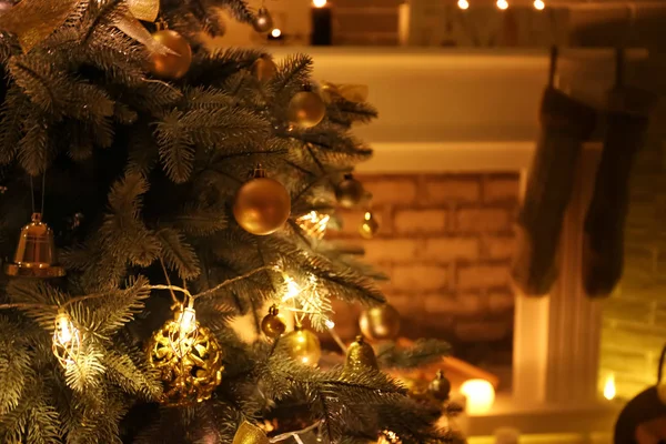 Bellamente decorado árbol de Navidad en la habitación —  Fotos de Stock