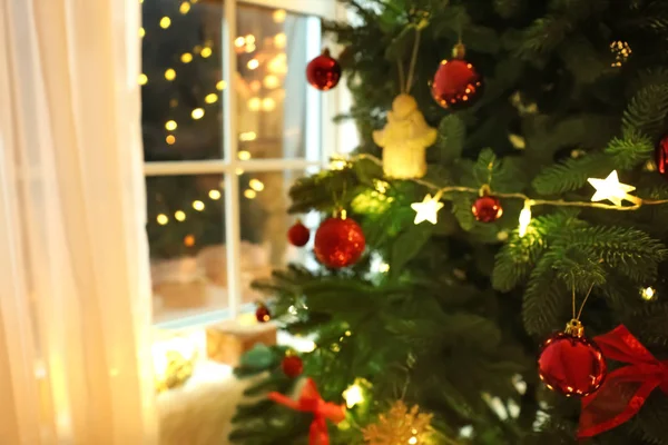 Bellamente decorado árbol de Navidad en la habitación —  Fotos de Stock