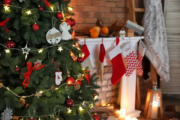 Beautifully decorated Christmas tree in room — Stock Photo, Image