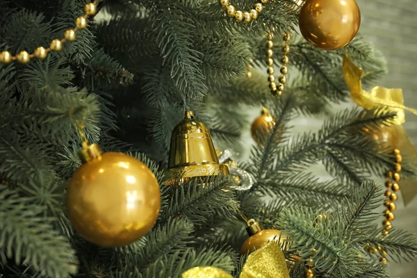 Schön geschmückter Weihnachtsbaum, Nahaufnahme — Stockfoto