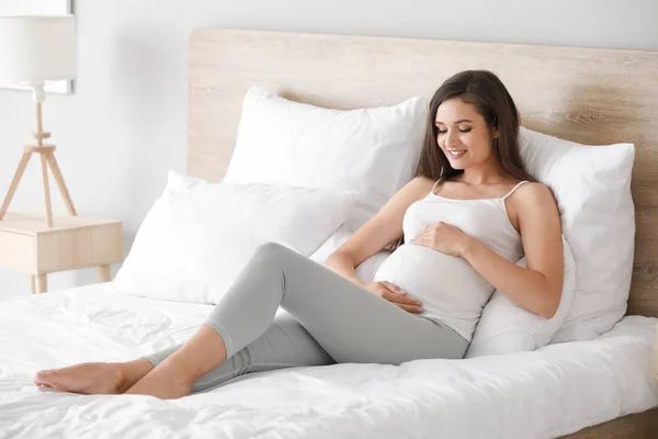 Красива молода вагітна жінка в спальні — стокове фото