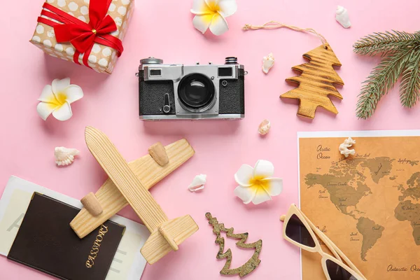 Σύνθεση με Χριστουγεννιάτικο κουτί δώρου, διαβατήριο, εισιτήριο, φωτογραφία φωτογραφική μηχανή και χάρτη στο φόντο χρώμα — Φωτογραφία Αρχείου