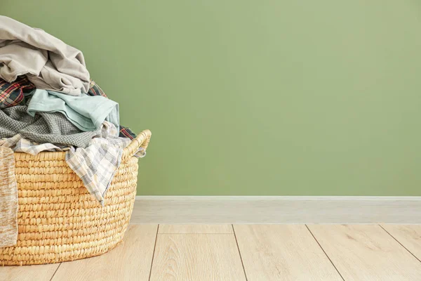 Basket with dirty laundry on floor — Stock Photo, Image