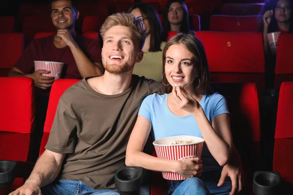 Pareja con palomitas viendo películas en el cine — Foto de Stock