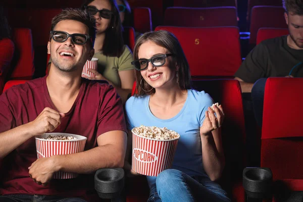 Pareja con palomitas viendo películas en el cine — Foto de Stock