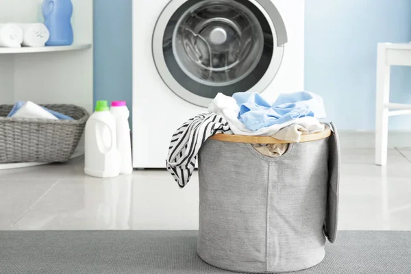 Basket with dirty laundry on floor in bathroom — Stock Photo, Image