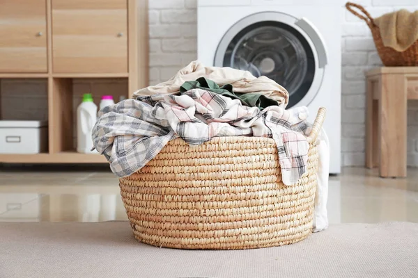 Cesta com roupa suja no chão no banheiro — Fotografia de Stock