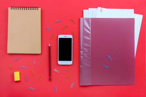 Renkli arka planda kırtasiye ile modern cep telefonu — Stok fotoğraf