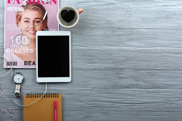 Tableta moderna con revista de moda, taza de café y cuaderno sobre fondo de madera —  Fotos de Stock