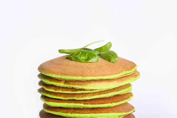 白い背景においしい緑のパンケーキ — ストック写真