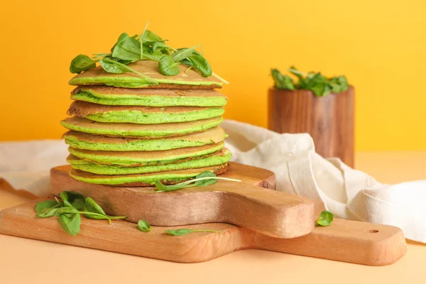 Läckra gröna pann kakor på bordet — Stockfoto