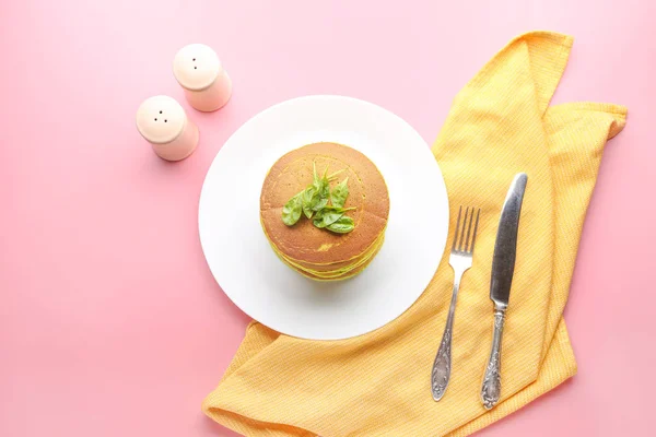 Tasty green pancakes on color background — Stock Photo, Image