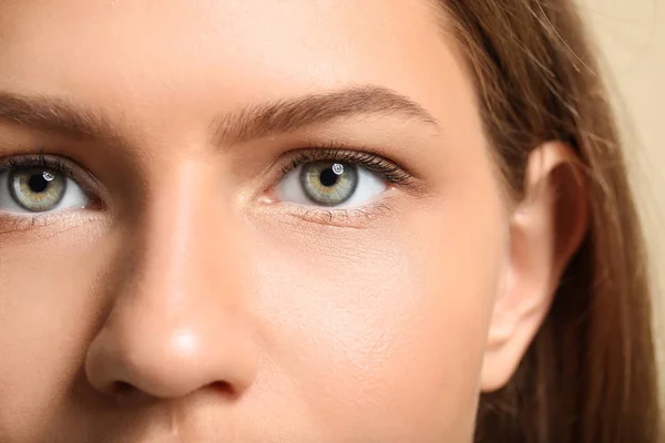 Young woman with beautiful eyebrows, closeup — Stock Photo, Image