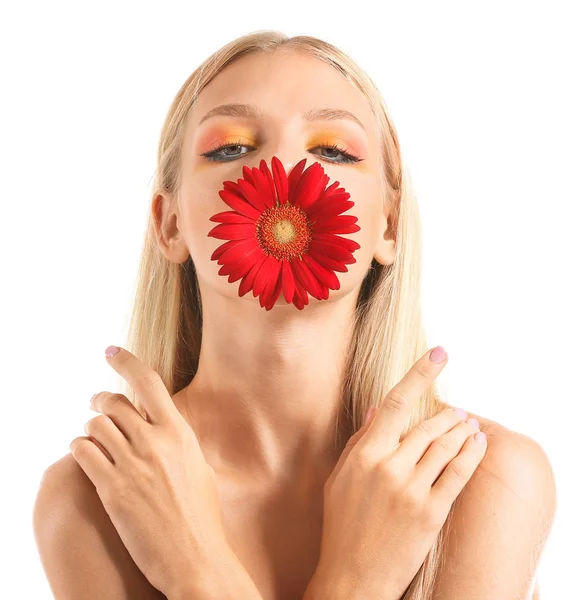 Hermosa mujer joven con flor de gerberas sobre fondo blanco —  Fotos de Stock