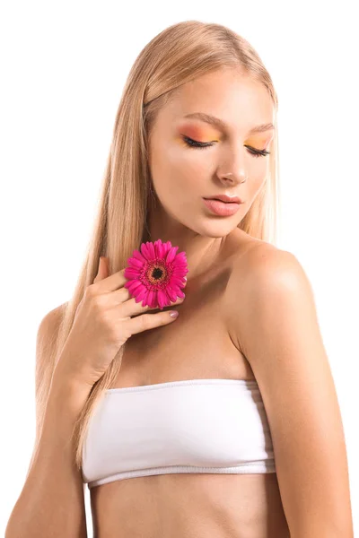 Mulher bonita com flor de gerbera no fundo branco — Fotografia de Stock