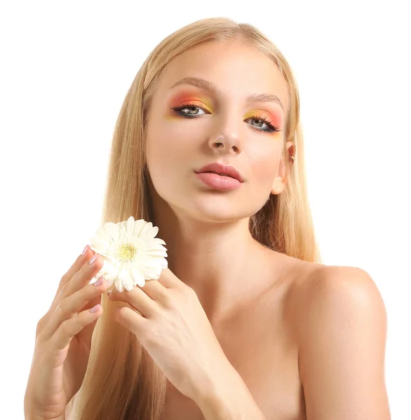Beyaz arka plan üzerinde gerbera çiçek ile güzel genç kadın — Stok fotoğraf
