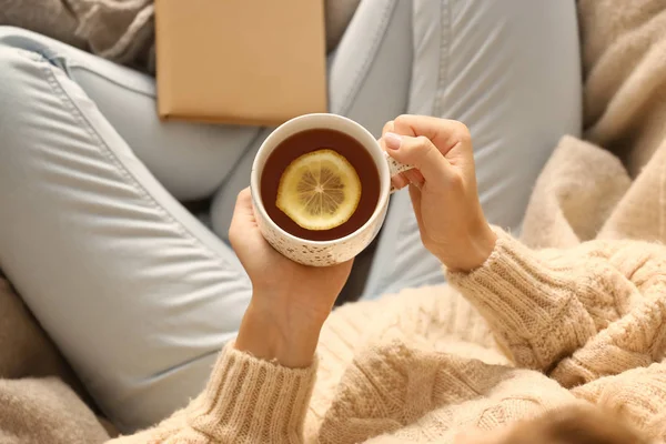 Junge Frau trinkt zu Hause heißen Tee — Stockfoto