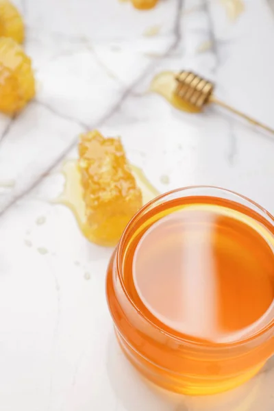 Potje zoete honing op tafel — Stockfoto