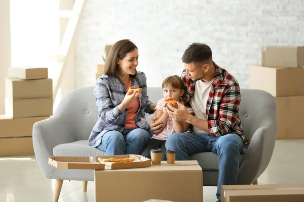 Família feliz comendo pizza no dia em movimento — Fotografia de Stock