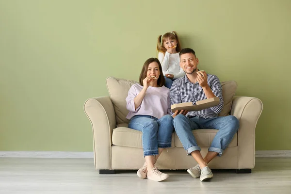 Happy family eating pizza at home — Stock Photo, Image